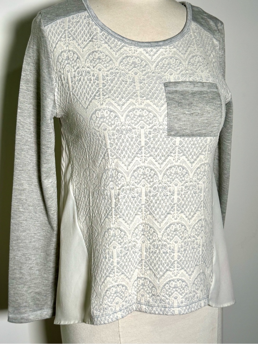 Just Be… Size S Gray & White Mixed-Fabric Long-sleeve Top Lace Silky Flowing